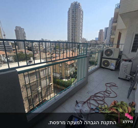 מרפסת עם מזגנים, כבלים וכלים שונים